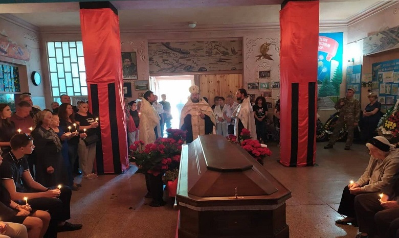 В Мелитополе священники УПЦ отпели летчика, который погиб в Ливии