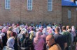 На Хмельниччине верующие УПЦ села Гвардейское молятся возле закрытого храма