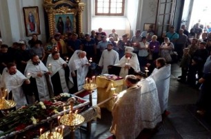 В Черниговской области священники УПЦ отпели украинских военнослужащих, которые погибли в зоне АТО