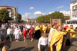 В Луцке сотни верующих УПЦ со святынями прошли крестным ходом по улицам города