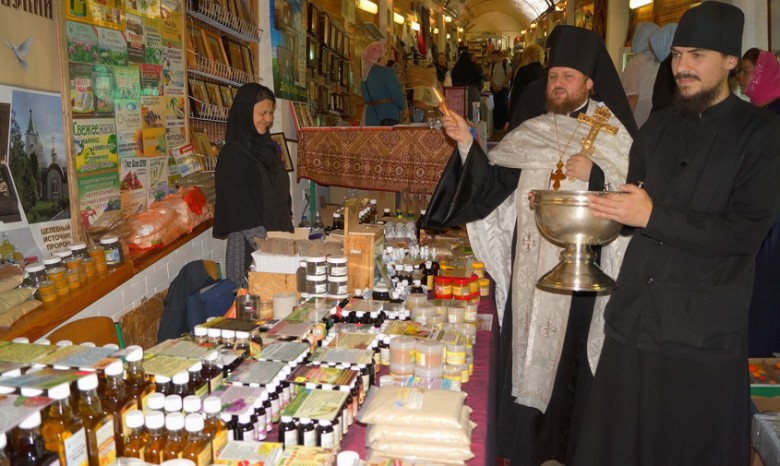 На ярмарке «Медовый Спас» в Киево-Печерской лавре представили церковную продукцию и мед со всей Украины