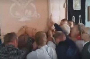 В селе Боблы Волынской области представители ПЦУ взломали дверь храма и избили верующих УПЦ