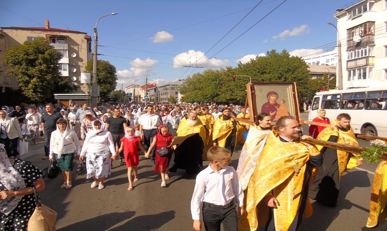 В Луцке сотни верующих УПЦ со святынями прошли крестным ходом по улицам города