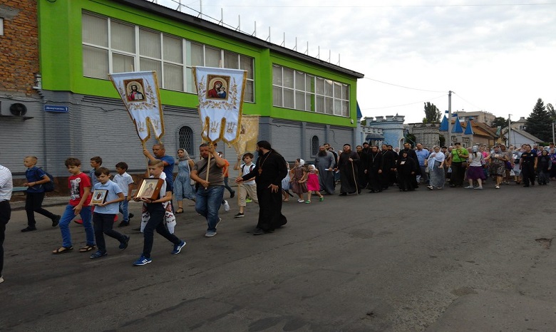 В Ужгороде верующие УПЦ прошли крестным ходом до скита Воскресенского монастыря