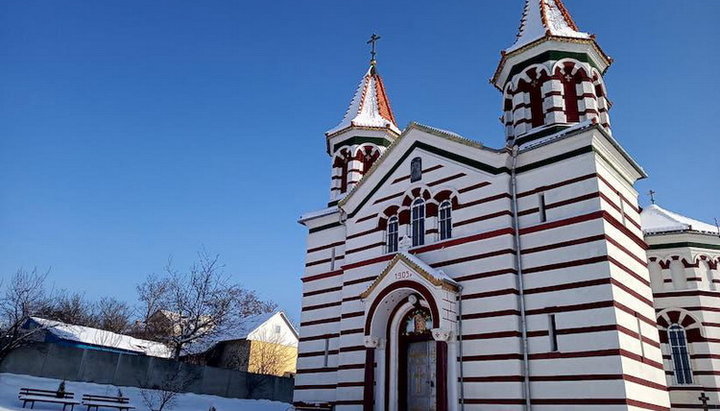 На Буковине община УПЦ, которая обращалась к Зеленскому, полгода непрерывно молится за свой храм