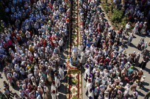 Более 20 тысяч верующих УПЦ вышли крестным ходом из Каменец-Подольского в Почаев
