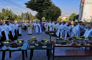 В Виннице верующие УПЦ пришли молиться у стен захваченного собора