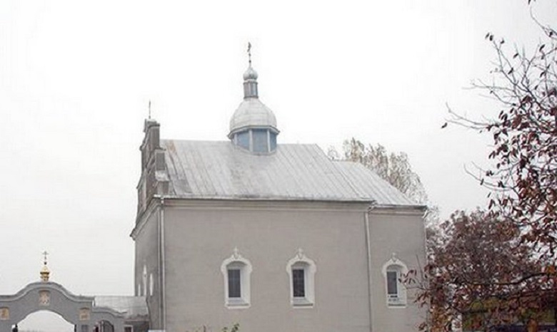 На Волыни чиновники и активисты ПЦУ срезали замки на храме УПЦ