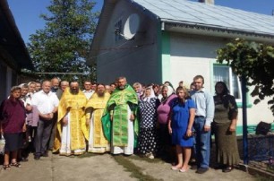 В Черновицкой области представители ПЦУ выгнали верующих УПЦ из храма