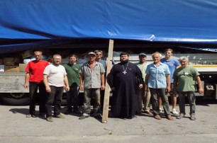Верующие УПЦ передали в Святогорскую лавру для переселенцев тонны гуманитарной помощи