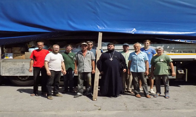 Верующие УПЦ передали в Святогорскую лавру для переселенцев тонны гуманитарной помощи