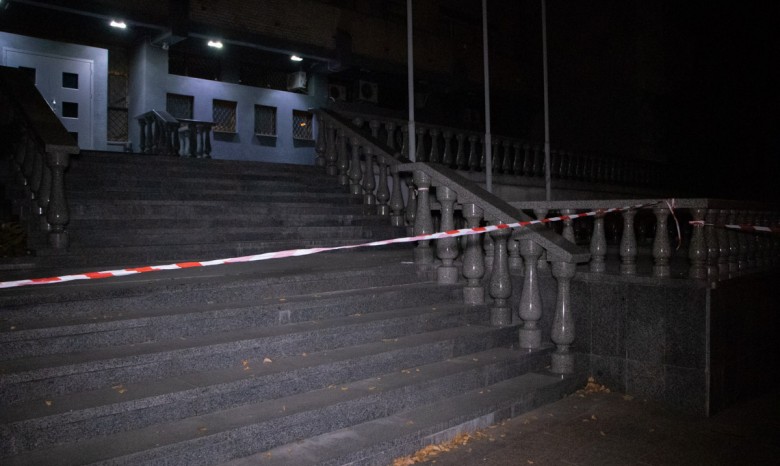 Неизвестные из гранатомета обстреляли здание "Мостобуда" в центре Киева