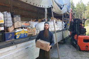 Верующие УПЦ передали в Святогорскую лавру для переселенцев более 14 тонн гуманитарной помощи