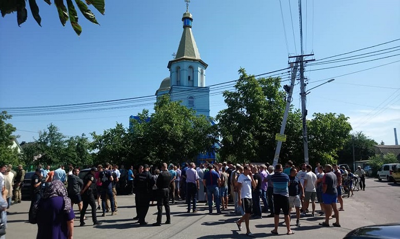 На Киевщине активисты ПЦУ сорвали полицейские печати и захватили храм УПЦ