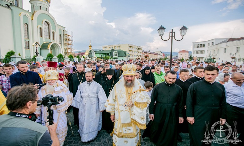 На Закарпатье сотни верующих УПЦ приняли участие в крестном ходе в честь 25-летия Хустской епархии