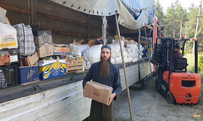 Верующие УПЦ передали в Святогорскую лавру для переселенцев более 14 тонн гуманитарной помощи