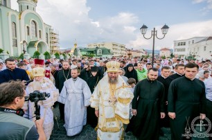 На Закарпатье сотни верующих УПЦ приняли участие в крестном ходе в честь 25-летия Хустской епархии