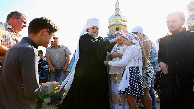 Наместник Почаевской лавры – об участниках многотысячных крестных ходов: Они вымаливают мир Украине