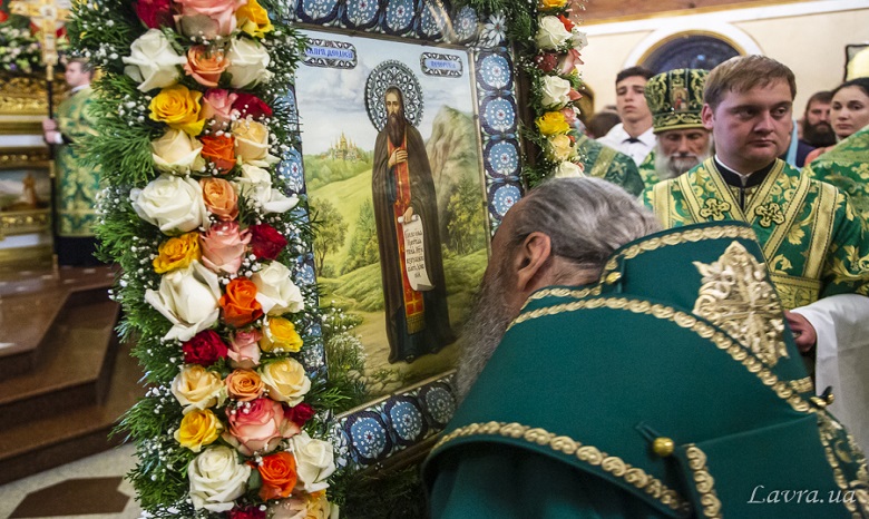 В Киево-Печерской лавре сегодня тысячи верующих УПЦ празднуют день памяти Феодосия Печерского