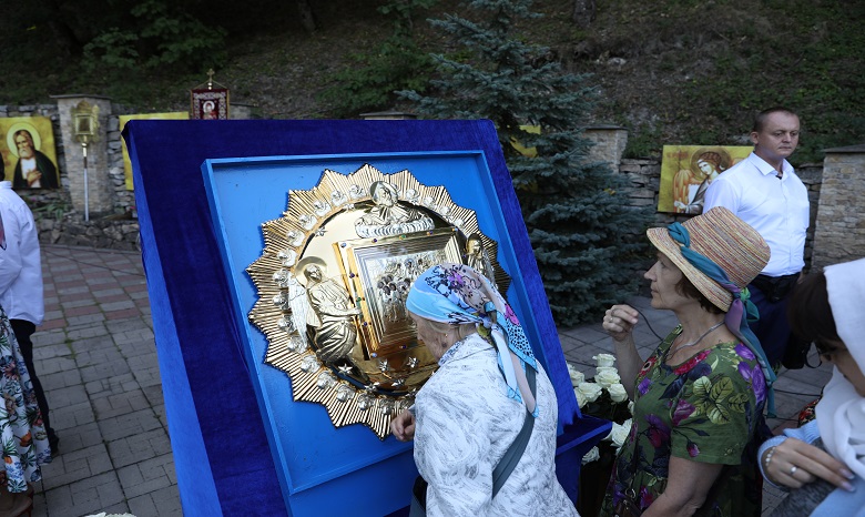 Предстоятель УПЦ передал копию чудотворной иконы Божией Матери «Успение» верующим Ставропольского края