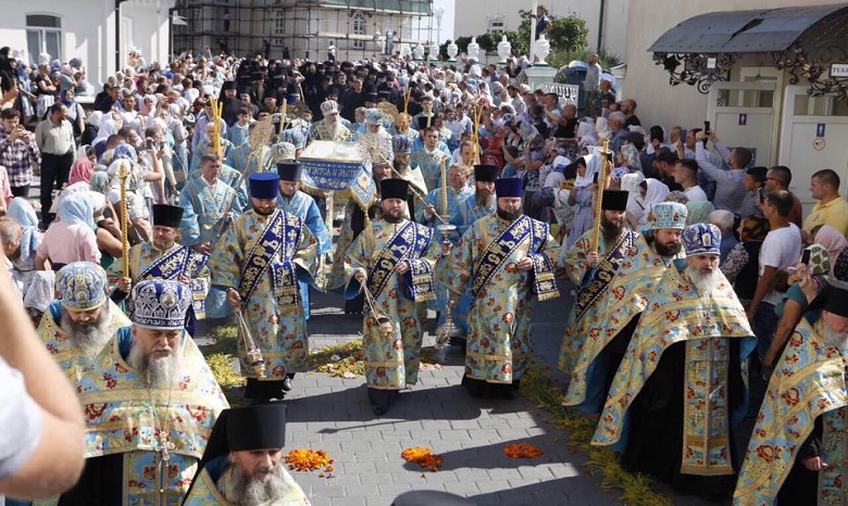 В Почаеве тысячи верующих из разных уголков Украины отметили Богородичную Пасху