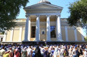 В Одессе сотни верующих УПЦ прошли крестным ходом в защиту семейных ценностей