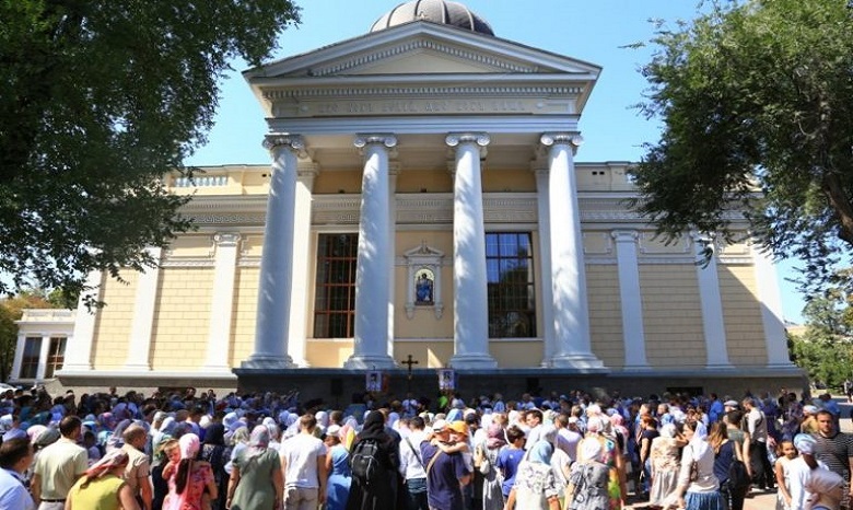 В Одессе сотни верующих УПЦ прошли крестным ходом в защиту семейных ценностей