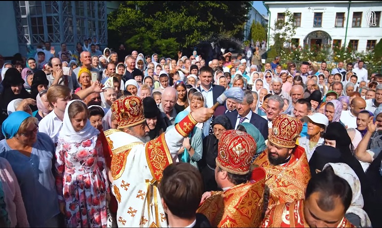 Во Флоровском монастыре столицы верующие УПЦ отметили день памяти святых мучеников Флора и Лавра
