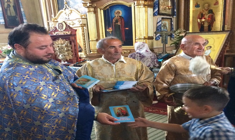На Львовщине священники УПЦ подарили школьникам уникальные молитвословы
