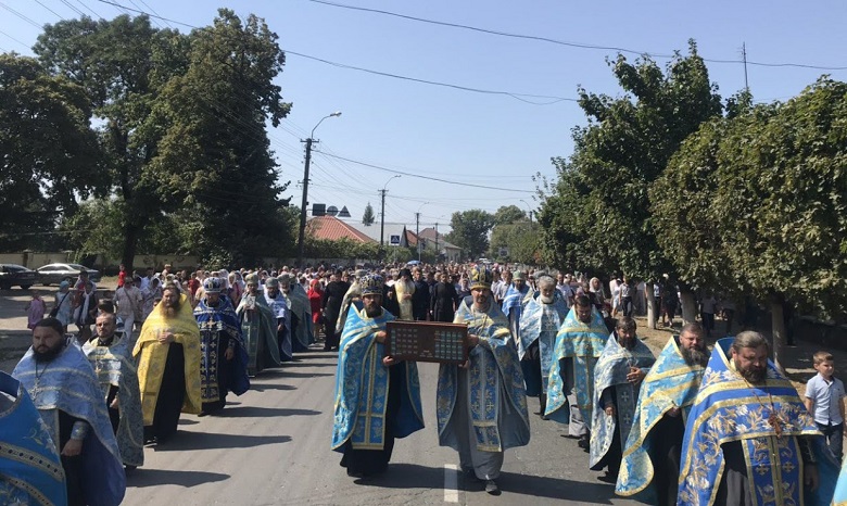 На Закарпатье сотни верующих УПЦ прошли крестным ходом с мощами святых