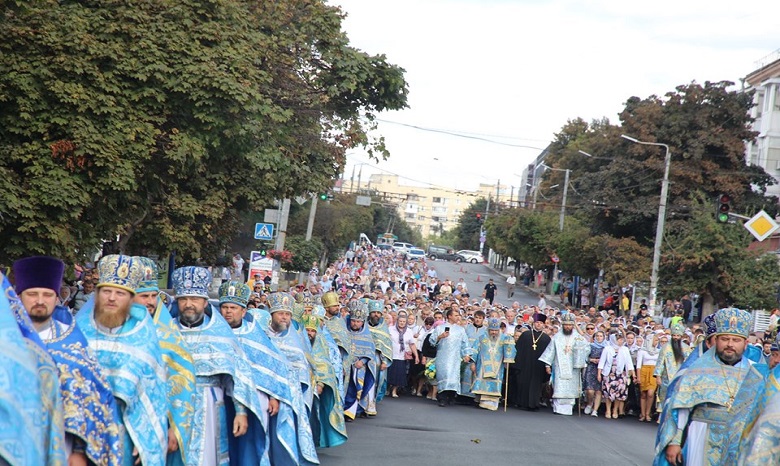 В Житомире тысячи православных прошли крестным ходом по центральным улицам с 7 чудотворными иконами