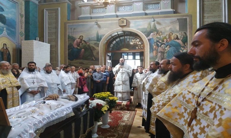 В Тернопольской области архиереи и священники УПЦ отпели легенарного украинского кобзаря