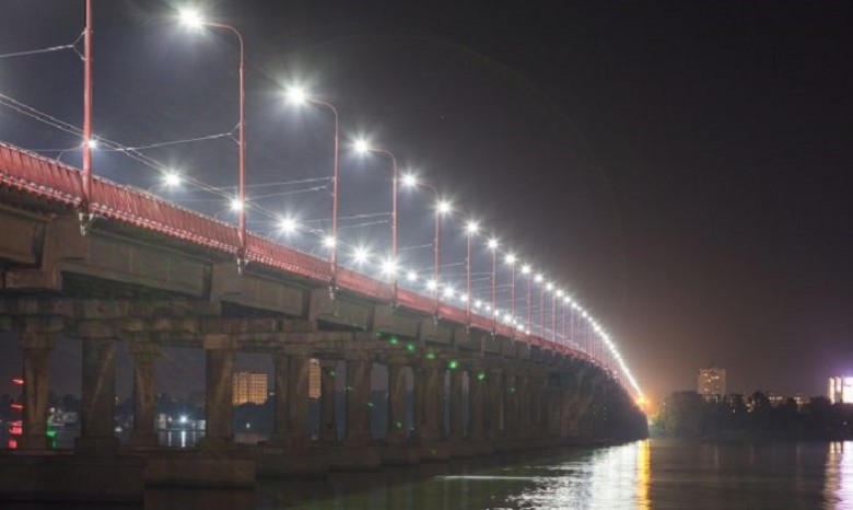 Уникальные кадры Нового моста в Днепре: ночью там особенно красиво