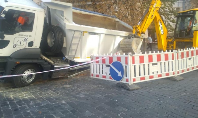 В центре Киева под асфальт провалился грузовой автомобиль