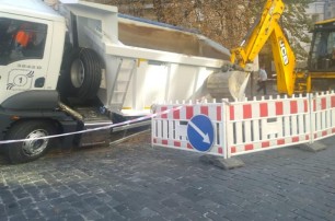 В центре Киева под асфальт провалился грузовой автомобиль