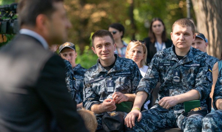Появились трогательные фото Зеленского с освобожденными моряками