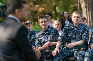 Появились трогательные фото Зеленского с освобожденными моряками