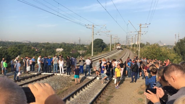 Пассажиры заблокировали движение киевской городской электрички