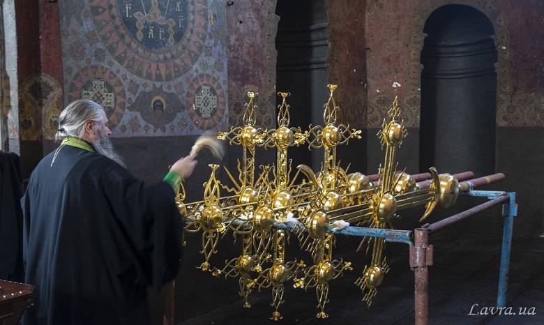 В Киево-Печерской лавре освятили накупольные кресты для церкви Спаса на Берестове