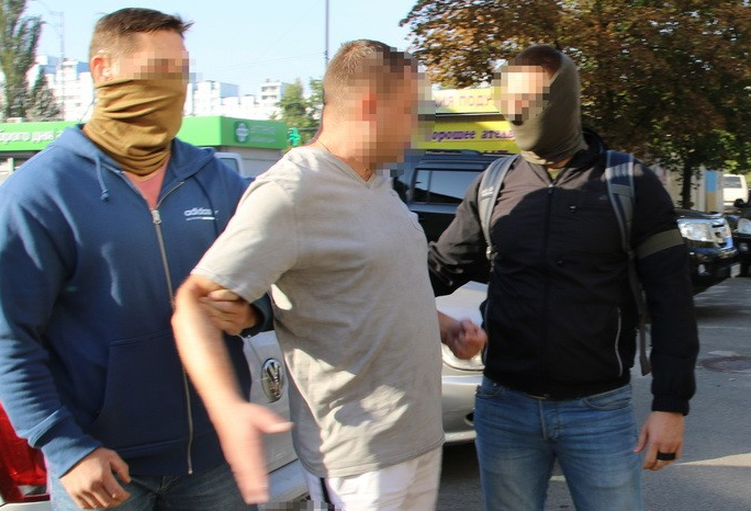 В Киеве задержали полицейских и сотрудников СБУ, которые занимались слежкой за деньги