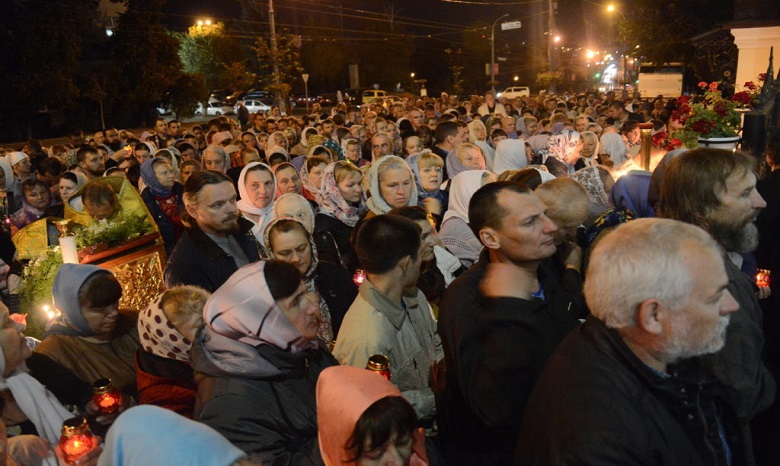 В Виннице тысячи верующих УПЦ вышли с молитвой к захваченному Преображенскому собору