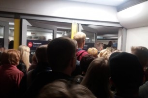 На Святошино в Киеве транспортный коллапс – трамвай не ходит, метро не вмещает всех пассажиров