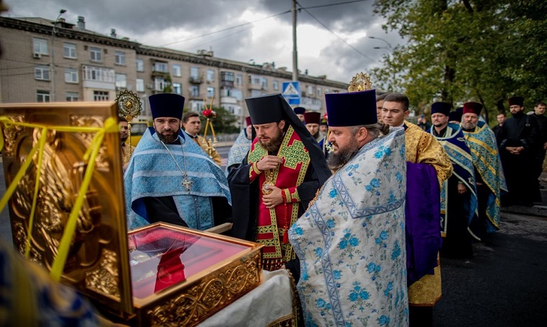 В Киеве сотни верующих УПЦ встретили мощи и башмачок святителя Спиридона Тримифунтского