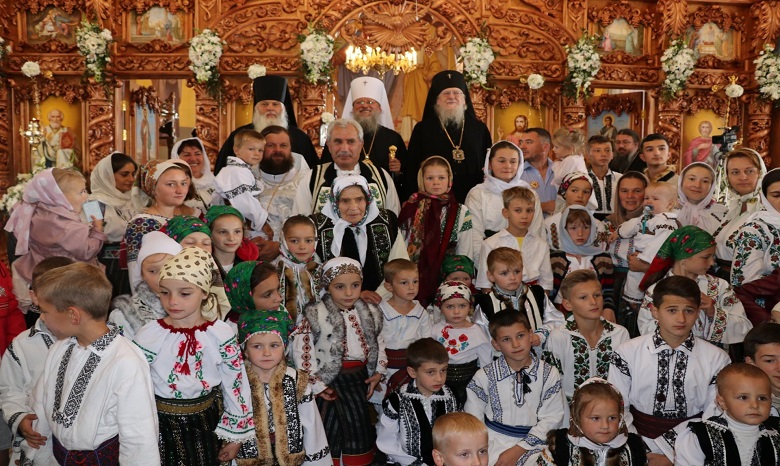 На Киевщине, Виннитчине и Буковине сотни верующих УПЦ учавствовали в освящении храмов УПЦ