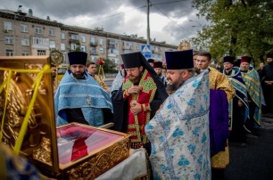 В Киеве сотни верующих УПЦ встретили мощи и башмачок святителя Спиридона Тримифунтского