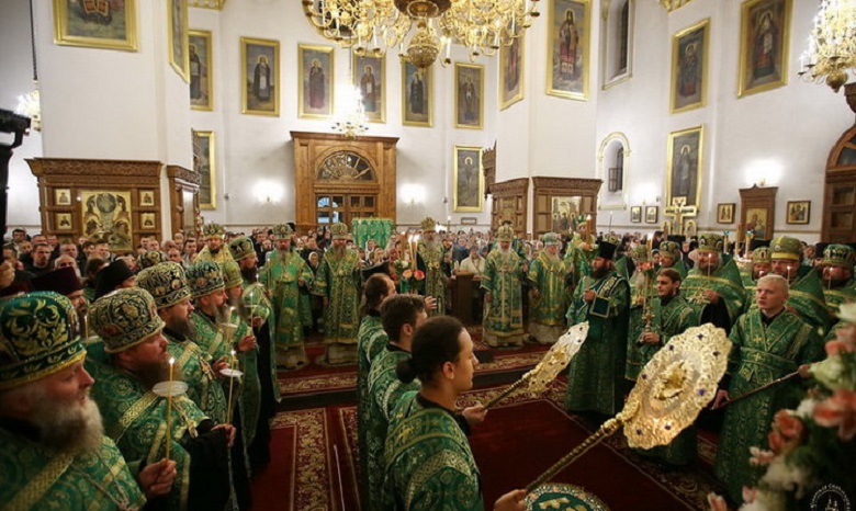 В Донецкой области тысячи верующих УПЦ празднуют память преподобных отцов Святогорских