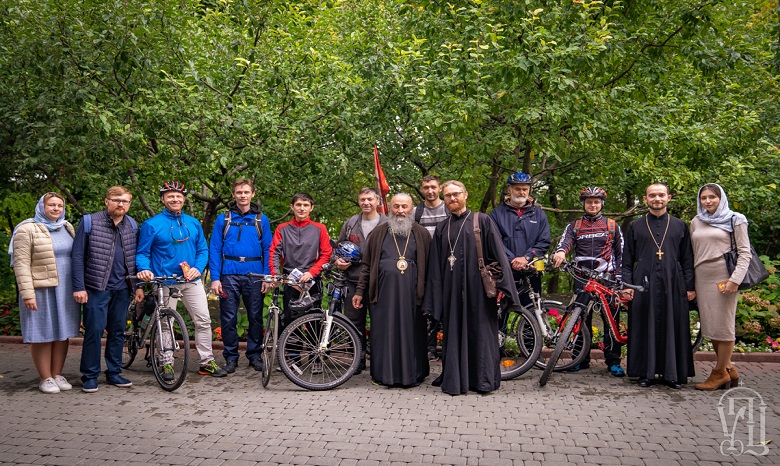Верующие УПЦ отправились в велопробег от Киево-Печерской до Святогорской лавры с молитвой о мире