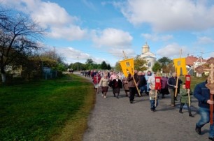 Верующие УПЦ прошли крестным ходом из Луцка в Жидычин к общине захваченного храма