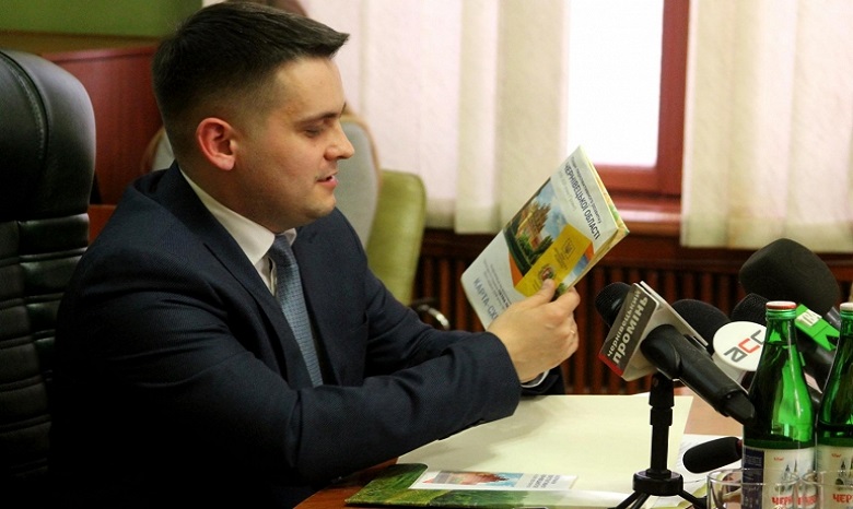 На Буковине верующие УПЦ просят Зеленского сменить главу ОГА