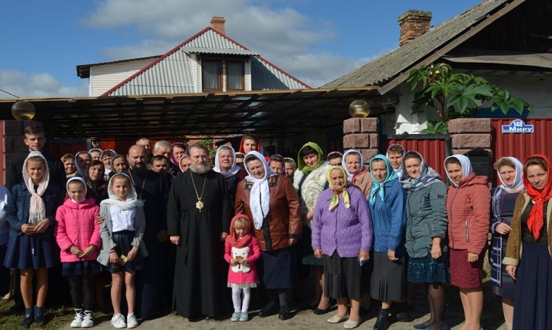 На Ровенщине митрополит УПЦ посетил общину захваченного храма и поблагодарил верующих за стойкость в вере